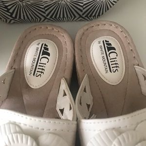 White Mountain Shoes - Cliffs by White Mountain Flower Comfort Sandals White Mountain Shoes - Cliffs by White Mountain Flower Comfort Sandals